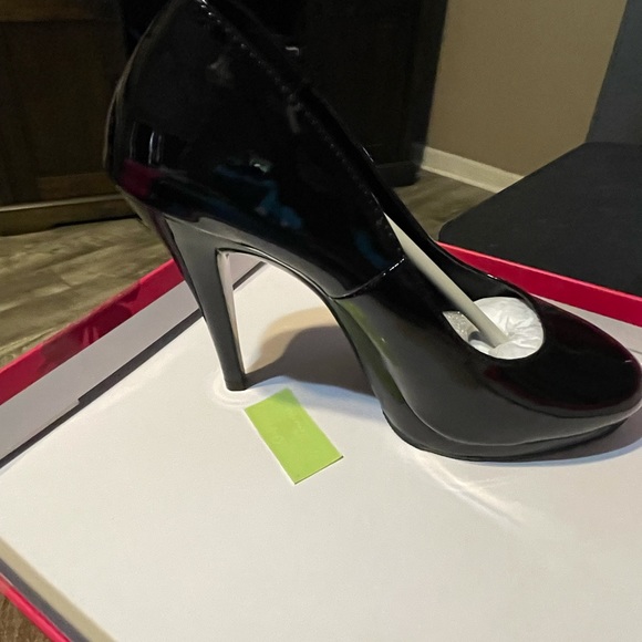 Brand new, black patent leather, stilettos. Sz 9 - Picture 2 of 6